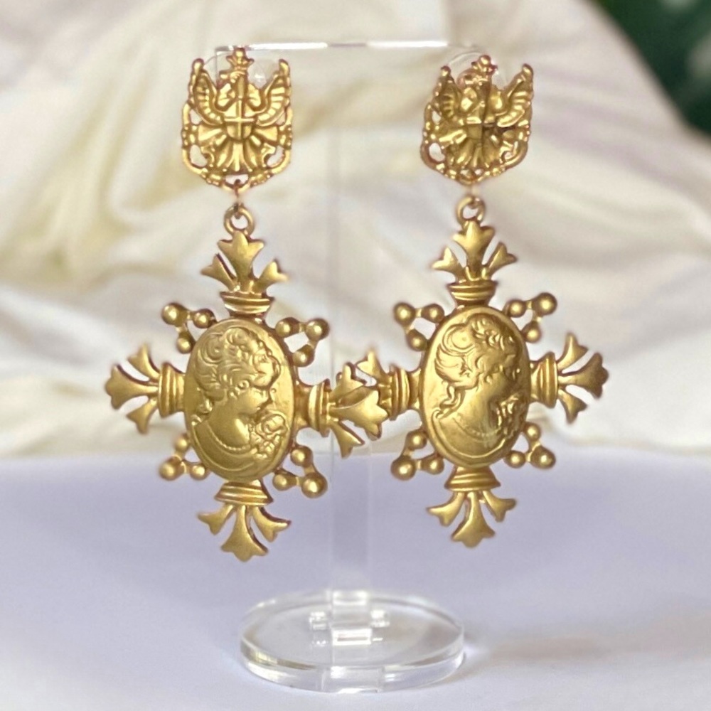 New-in! Gold Victorian Lady inspired pierced earrings